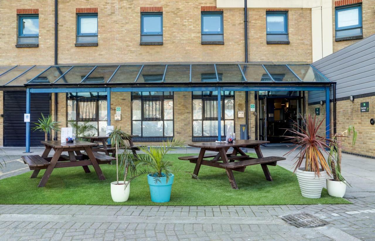 Ibis Styles London Excel Hotel Exterior photo